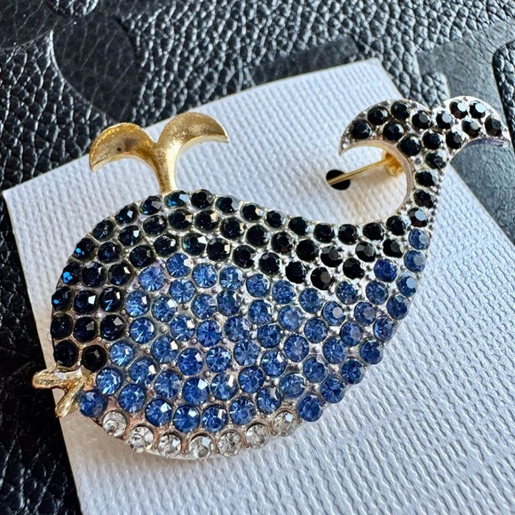 New Dark & Light Blue Faceted Crystal Whale Gold Tone Pin Brooch - 2.25” - Picture 3 of 5